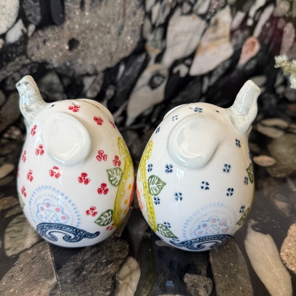 Elephant Salt & Pepper Shakers - Picture 5 of 6